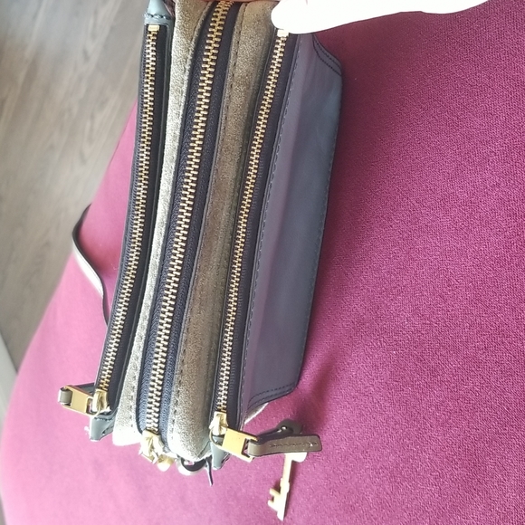 Fossil leather crossbody purse | LIKE NEW - Picture 3 of 4